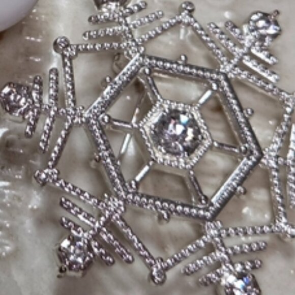 Vintage Christmas Jewelry Bundle: Pierced Earrings and Pins - Picture 11 of 15